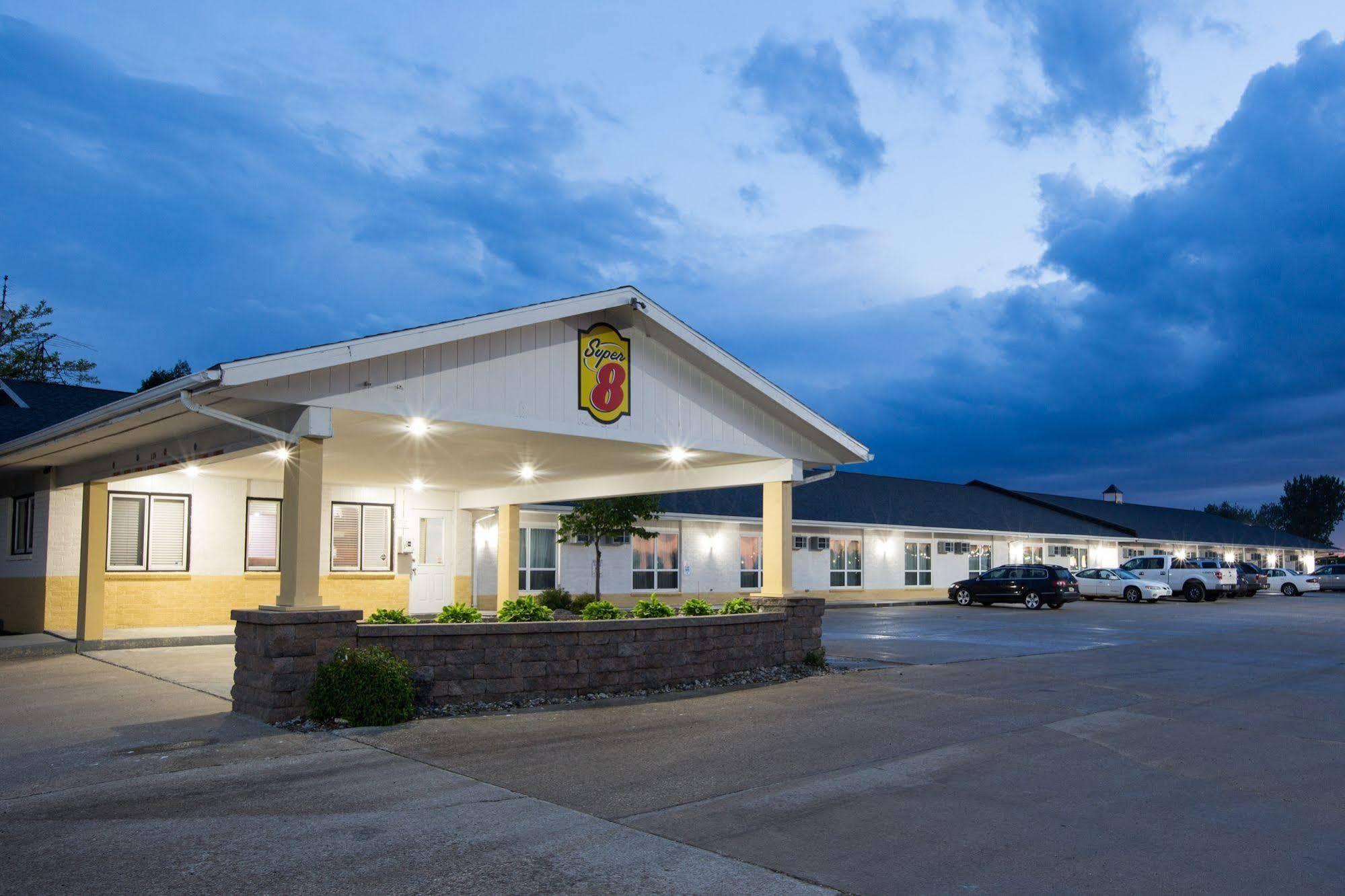 Super 8 By Wyndham Williams Hotell Exteriör bild