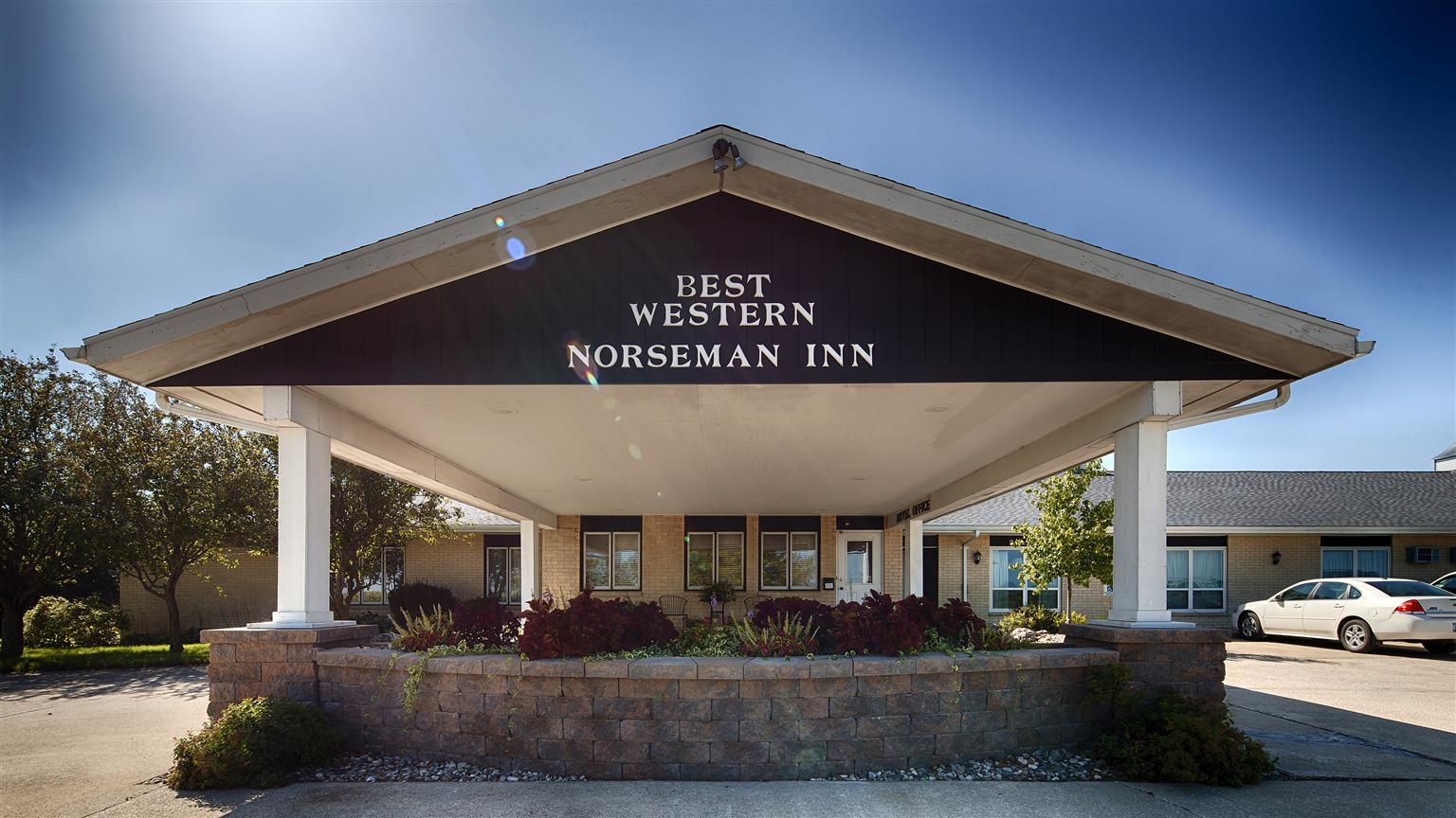 Super 8 By Wyndham Williams Hotell Exteriör bild